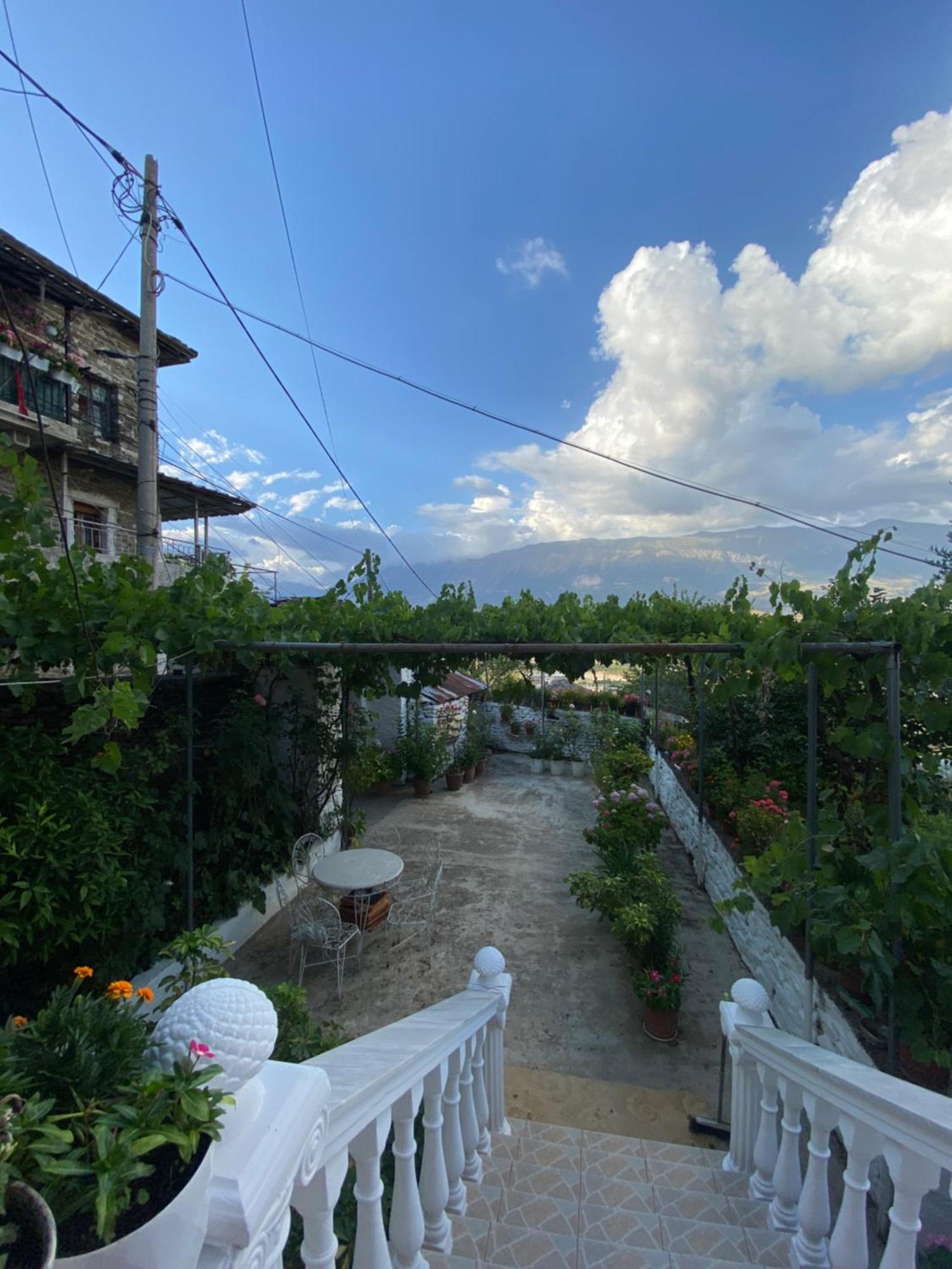 Stonetale Garden Guesthouse Gjirokastër Extérieur photo