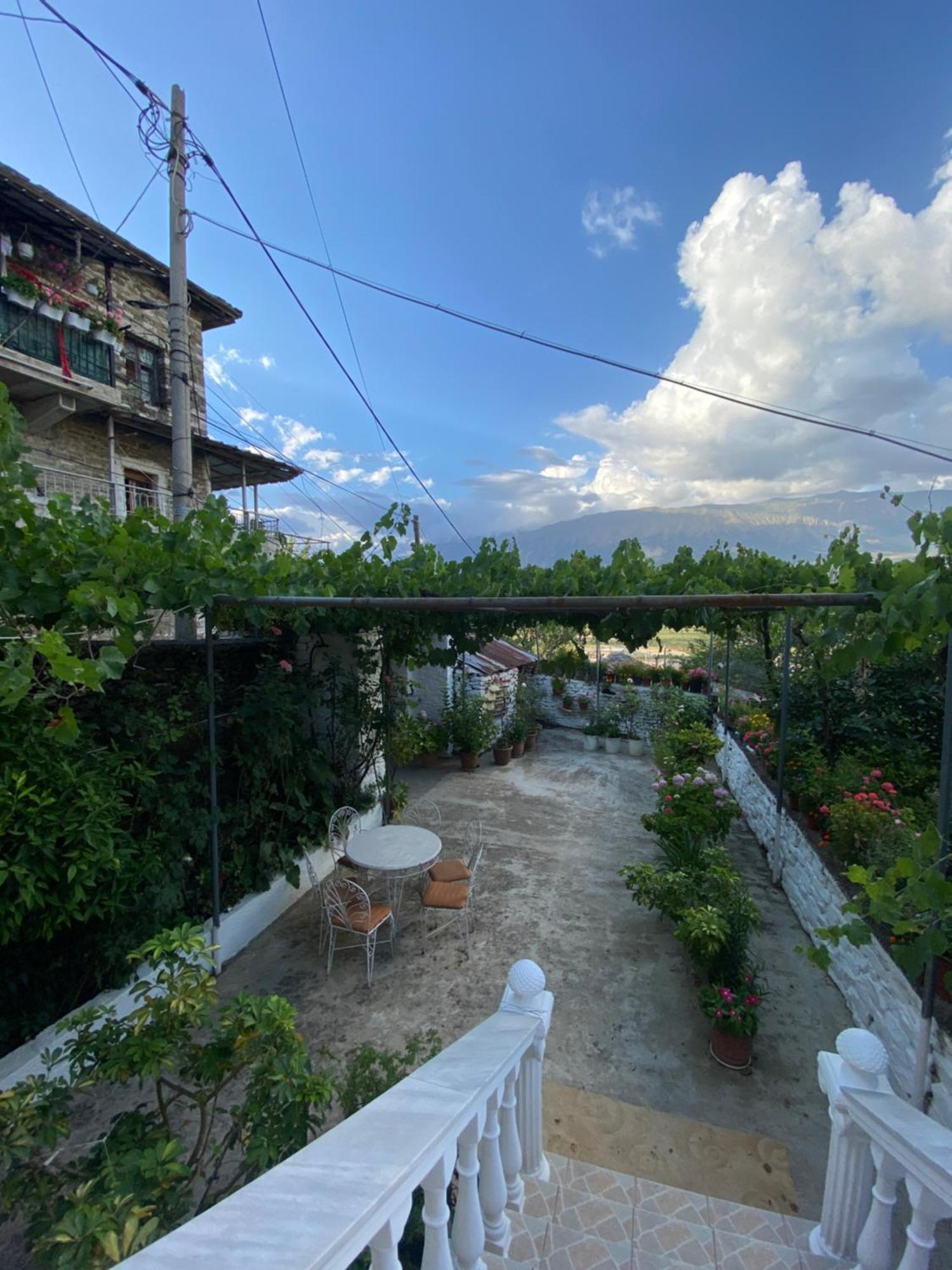 Stonetale Garden Guesthouse Gjirokastër Extérieur photo