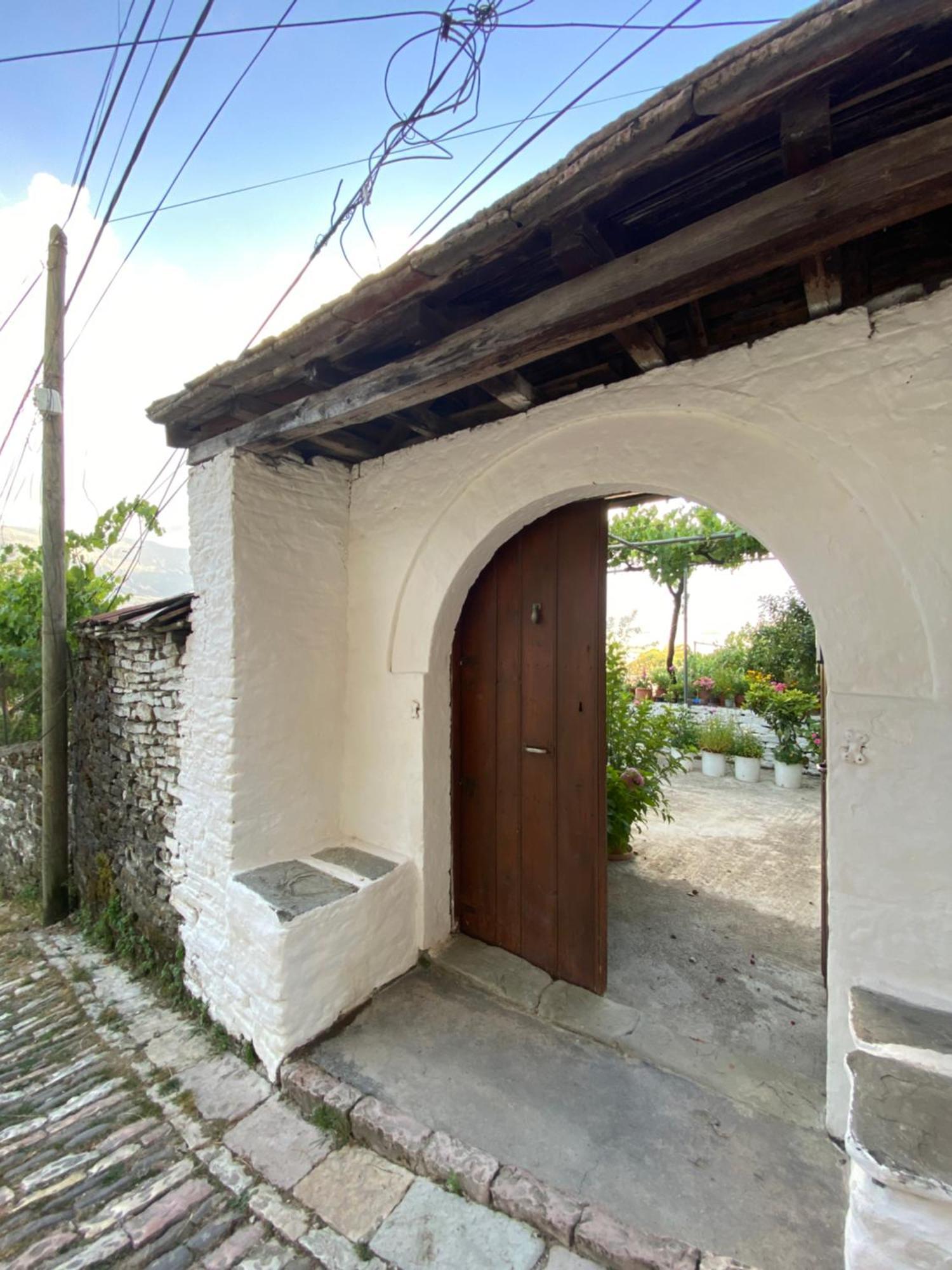 Stonetale Garden Guesthouse Gjirokastër Extérieur photo