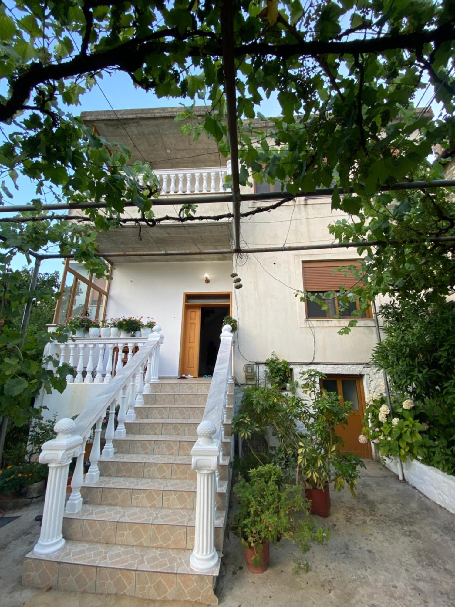 Stonetale Garden Guesthouse Gjirokastër Extérieur photo